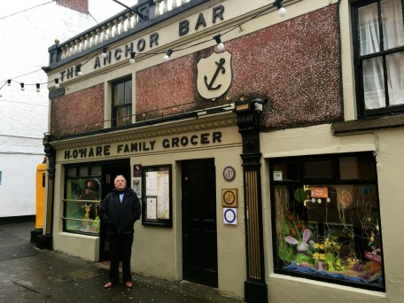 お気に入りのパブに到着〜！　Notre pub habituel pour le déjeuner aux huîtres! 