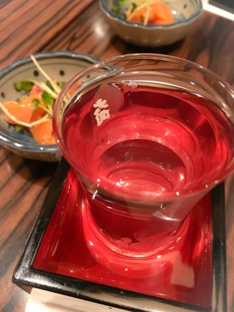 5月2日　夕方、神保町で３人集まってくれて、いつものうどん屋さんで乾杯！こうして並べてみると、けっこう出かけていたなー。お酒　さっぱりして美味しかった。3 anciens copains, lundi le 2 mai à Jinbocho.