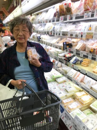 「わたくしは、がんもどきを買ってますのよ」と、お買い物ちゅうのばあば。Ma maman au rayon des tôfu!! 