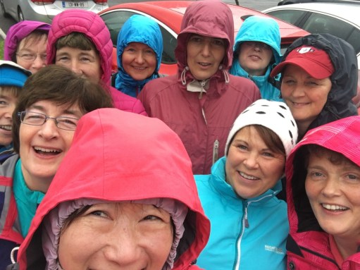 歩き始めは雨降り。狭い道を馬車に乗せてもらう移動方法を・・・と考えていましたが、「ひとり４０ユーロ以上」の運賃に仰天！！このまま車で谷のほうまで行こうと決めて、ドライブ。