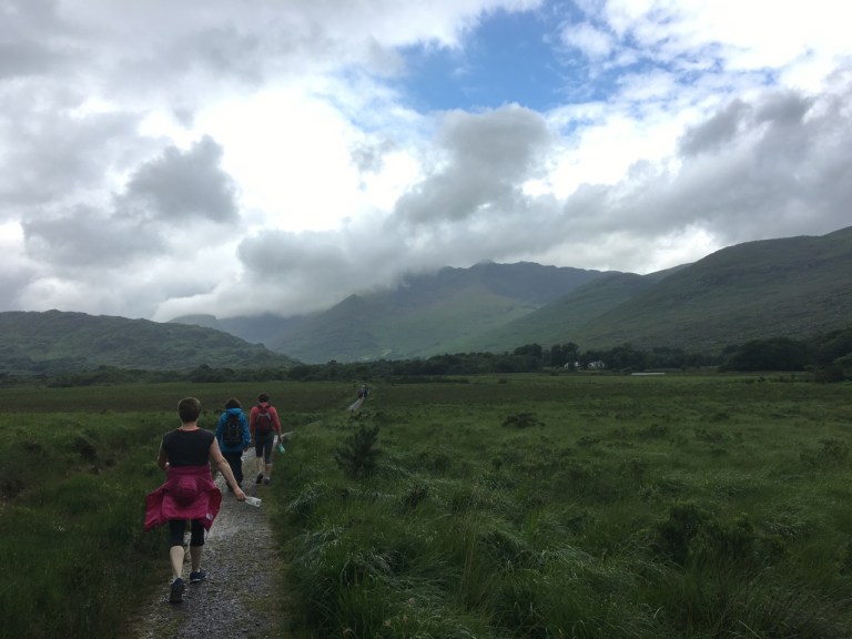 At the end of the walk, we started to see some blue sky...　歩き終わる頃になって、少し青空が見えました。