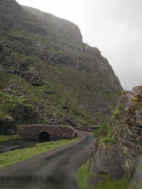 Black Valley drive grrrr. Who took this photo??? Anne?? くねくね狭い道をドライブして、「黒い谷」を下り、歩き初めの湖のそばまで行きました。ちょっと怖い「黒い谷」でした。