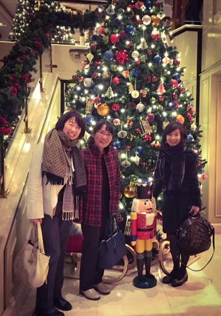 素敵なツリーの前で記念撮影
