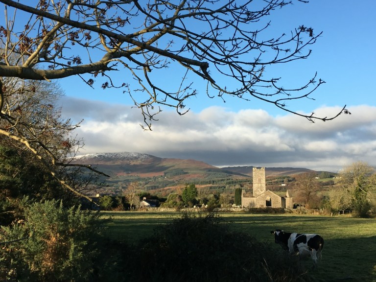 23 novembre à 9h35 Les montagnes de Wicklow sont déjà un petit peu recouvertes de neige. Le matin, le sol est givré brrrr