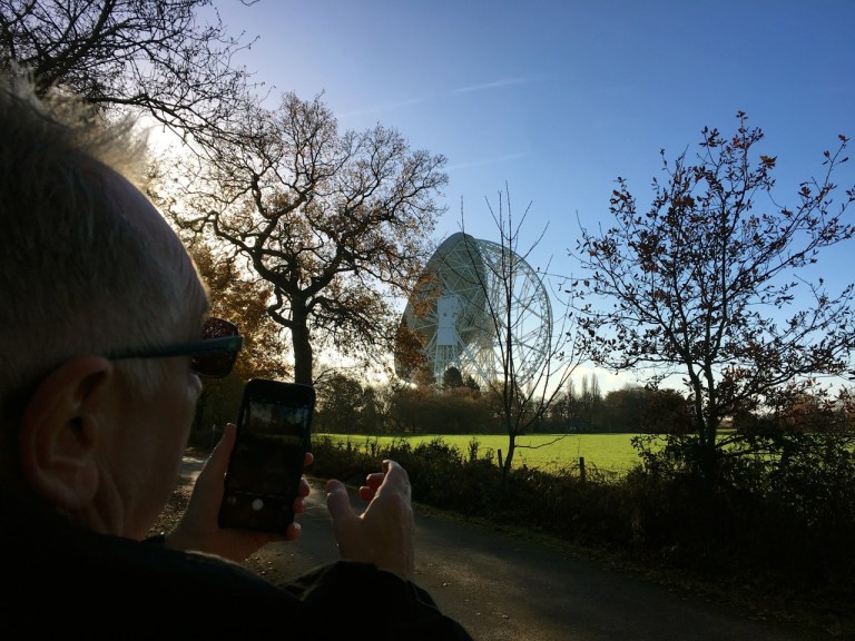 一生懸命 写真を撮ってたバーニーちゃん。懐かしい場所に来られて、天気も良くて、よかった。Crisp air, blue sky at the end of our small trip to Cheshire. That was a nice stroll!
