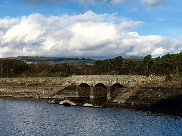 am1057 橋のところへ戻ってきました。もう早歩きの連中は橋の上を村のほうへ戻りつつある！