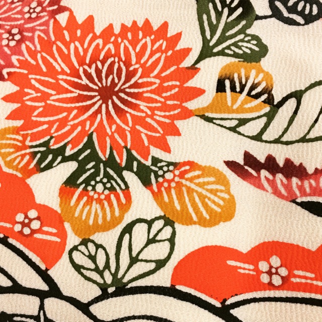 白地にカラフルな紅型