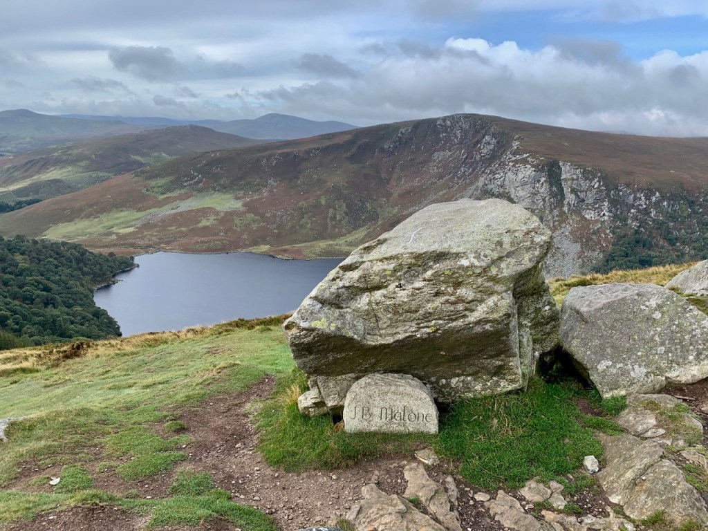 10:25 JB Maloneの記念碑の岩